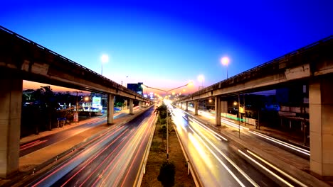 Autobahnverkehr-zur-blauen-Stunde