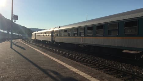 Abfahrt-der-Regionalbahn-in-einer-kleinen-deutschen-Bahnhof