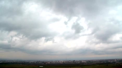 Heavy-clouds-over-the-city