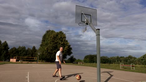 Basketball-Spieler-perfekt-werfen-Ball-im-Korb