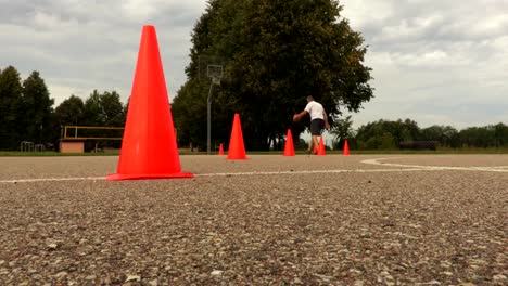 Elemento-de-drible-de-entrenamiento-baloncesto-jugador-entre-los-conos