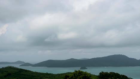 Die-Wolken-in-den-Himmel-schnell-Abendzeit-über-Meer,-erschossen-Zeitraffer-4-K