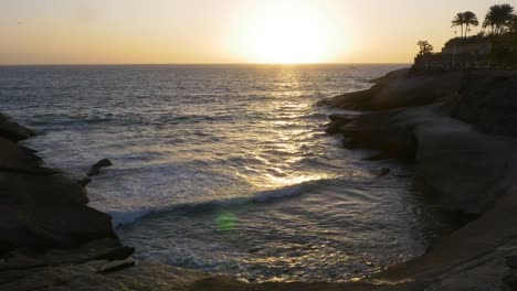 Cala-de-las-Islas-Canarias-y-las-olas-y-puesta-de-sol