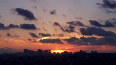 Zeit-Zeitraffer-Sonnenuntergang-am-bewölkten-Himmel-über-Stadt