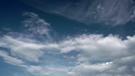 Time-lapse-Himmel-mit-Wolken,-ausgestattet.--Helligkeit-vom-Himmel.