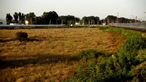 El-movimiento-del-tren-en-una-puesta-de-sol.