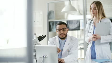 Ärzte-mit-Laptop-Computer-am-Arbeitsplatz