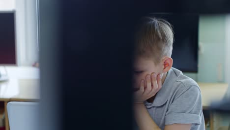 Klassenkameraden-mit-Laptop-zusammen-in-der-Schule