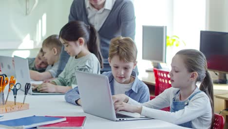 SchülerInnen-und-Schüler-mit-dem-Computer-in-IT-Klasse