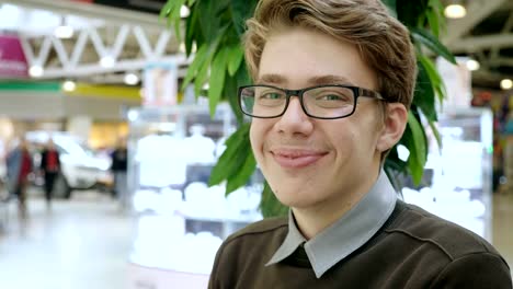 Retrato-de-un-joven-en-un-centro-comercial.