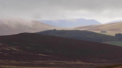 Schottische-bergszene-Glen-bei-stürmischem-Wetter-in-den-Cairngorms-NP-im-Oktober,-Herbst.