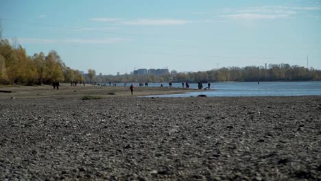 Passanten-in-der-Nähe-des-Flusses-im-Herbst