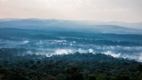 Nebel-der-Zeit-verfallen-im-Regenwald-Khao-Yai,-Thailand