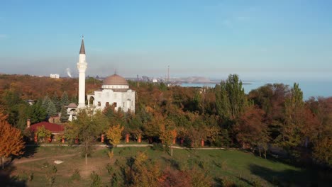 Luftbild-Drohne-Filmmaterial.-Moschee-unter-Herbst-Bäume