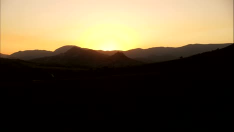 Fondo-de-atardecer-en-las-montañas-con-los-rayos-y-lente-bengalas