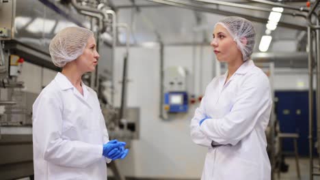 tecnólogos-de-las-mujeres-en-la-fábrica-de-helados