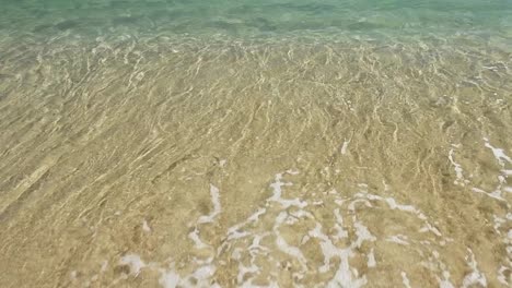 movimiento-lento-de-las-olas-rompiendo-en-la-orilla-de-playa-de-Vounder-Pedn,-Cornwall