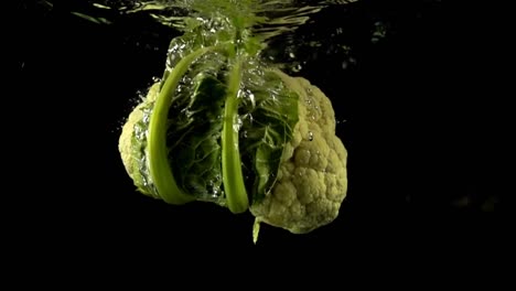 Blumenkohl-in-Wasser-fallen.-Slow-Motion.