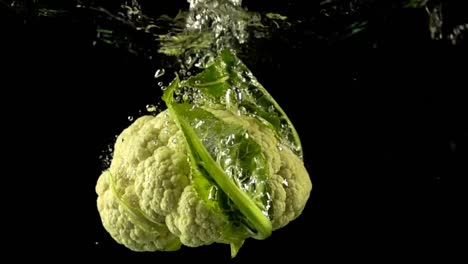 Blumenkohl-in-Wasser-fallen.-Slow-Motion.