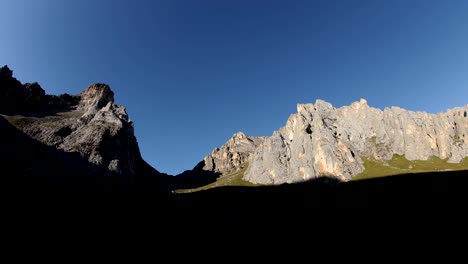 Lapso-de-tiempo-del-amanecer-en-las-montañas.