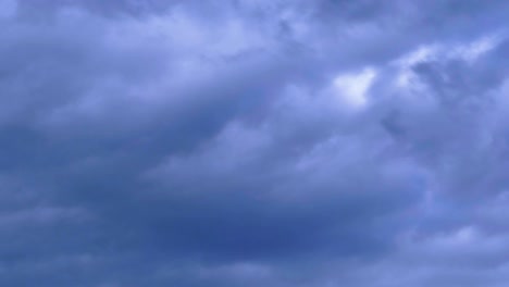 Wolken-in-einen-Sturm-schwärmen