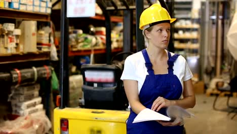 Frau,-die-in-der-Nähe-von-Zahnstangen-in-Build-Shop