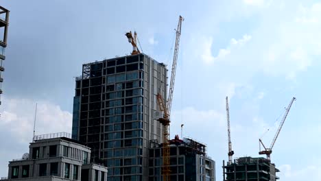 Timelapse-arbeiten-Turm-Kräne-auf-Baustelle