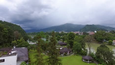 Vista-aérea-de-la-ciudad-junto-a-un-río-en-Filipinas.