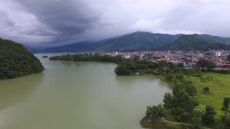 Vista-aérea-de-la-ciudad-junto-a-un-río-en-Filipinas.