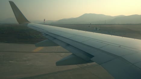 Vuelo-en-avión.-Ala-de-un-avión-volando-sobre-las-nubes-con-el-cielo-al-atardecer.-Vista-desde-la-ventana-del-avión.-Avión.-Viajando-por-el-aire.-4K-video-UHD