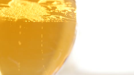 Glas-voll-Bier-langsam-kippen-Blasen-und-Schaum-4K-2160p-UltraHD-Filmmaterial