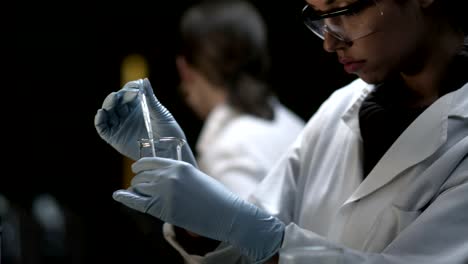 College-students-do-experiments-in-a-chemistry-lab,-close-up