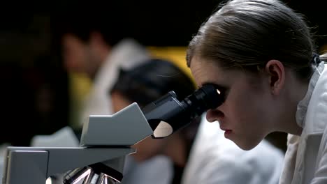 Studenten-in-einem-Labor-Blick-durch-ein-Mikroskop-während-ihr-experiment