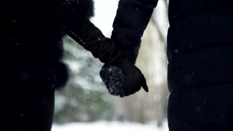 Mann-und-Frau-halten-Hände-im-Winter