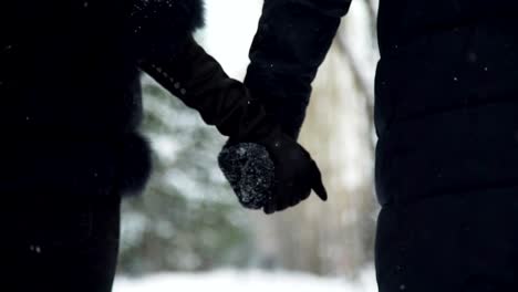 Mann-und-Frau,-die-Hand-in-Hand-im-Winter