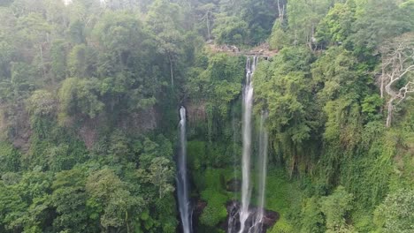 Hermosa-cascada-tropical-Bali,-Indonesia