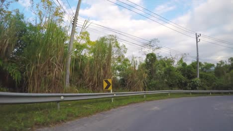 Frente-placa-de-conducción:-En-ruta-1090-de-Umphang-al-distrito-de-Mae-Sot,-provincia-de-Tak,-norte-Tailandia-occidental.