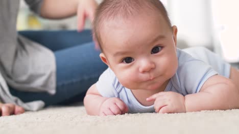 süße-kleine-asiatische-Baby-junge-mit-Mutter