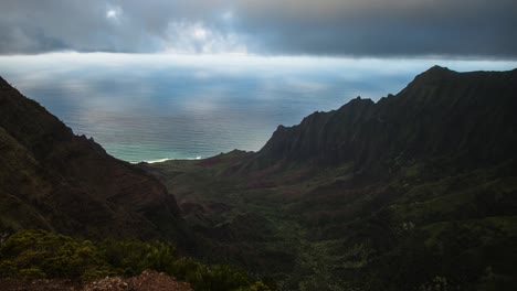 Nubes-más-exuberante-hawaiano-cañón-en-movimiento