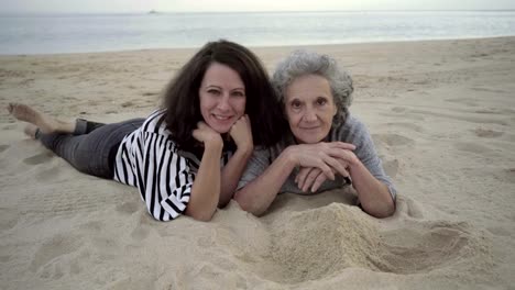 Glückliche-Erwachsene-Frauen-Spaß-beim-liegen-am-Sandstrand