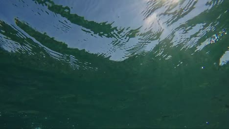 Llamaradas-del-sol-en-el-mar-bajo-el-agua