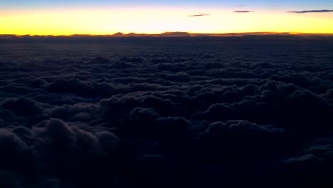 Fliegen-über-Wolke-Sonnenuntergang