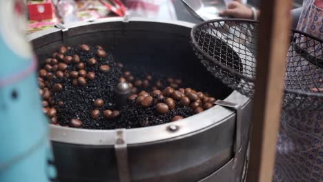 Slow-Motion,-die-geröstete-Kastanien-in-Thailand-Kochen