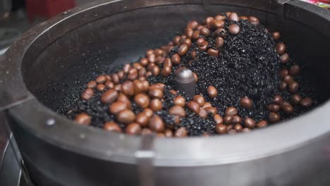 Slow-Motion,-die-geröstete-Kastanien-in-Thailand-Kochen