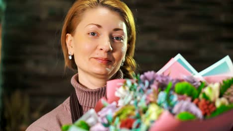 Frau-Florist-zeigt-einen-schönen-Blumenstrauß.-Hautnah.