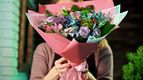 Woman-florist-shows-a-beautiful-bouquet-of-flowers.-Close-up.