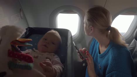 Baby-in-einer-Wiege-in-einem-Flugzeug