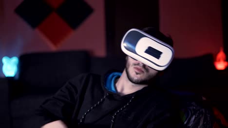 Mann-spielt-virtuelle-Spiele-mit-VR-Brille-machen-Gesten-mit-seiner-Hand