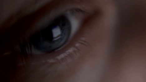 Close-up-of-a-beautiful-young-woman's-eye,-the-reflection-of-the-screen-of-a-smartphone-in-a-human-eye,-close-up,-soft-and-selective-focus