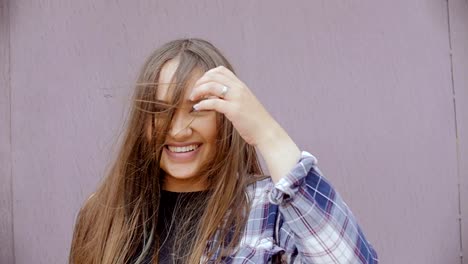 Mujer-joven-sonriendo.